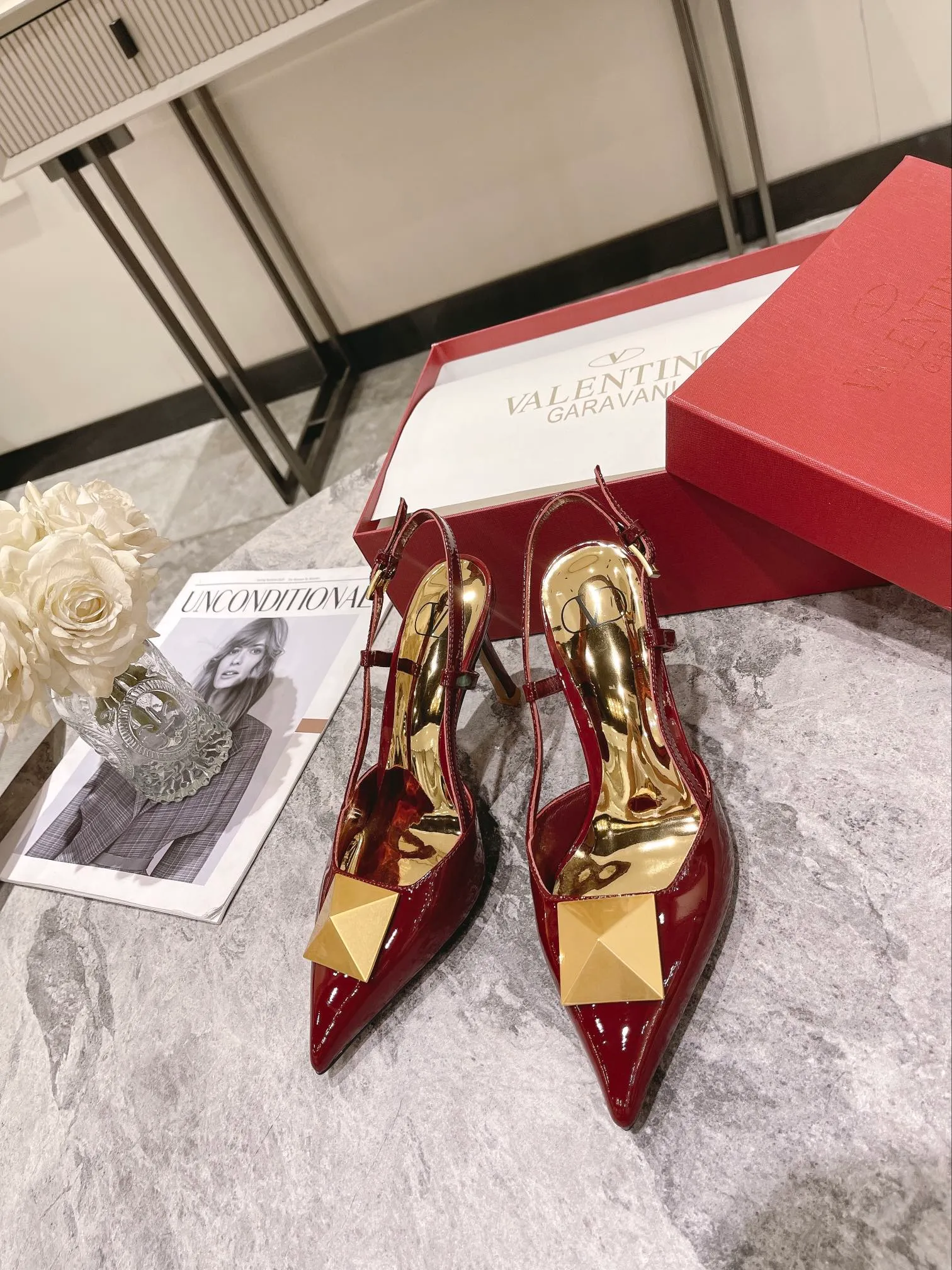 👟👟Ex-factory price 400👟👟 Genuine leather sole +40 Valentino Valentino spring and summer new rivet shoes are new☑️ —————————————— The latest golden big rivet element is full of high-end sense! Extremely fashionable Heel height: 9.5cm Upper: Matt sheepskin Lining: Sheepskin lining Outsole: Italian genuine leather outsole, rubber sole optional Color: Two styles and 8 colors available Code number: 34-41 (34 and 42 customized are not returnable)